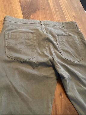 Vince Men's Olive Chino Pants